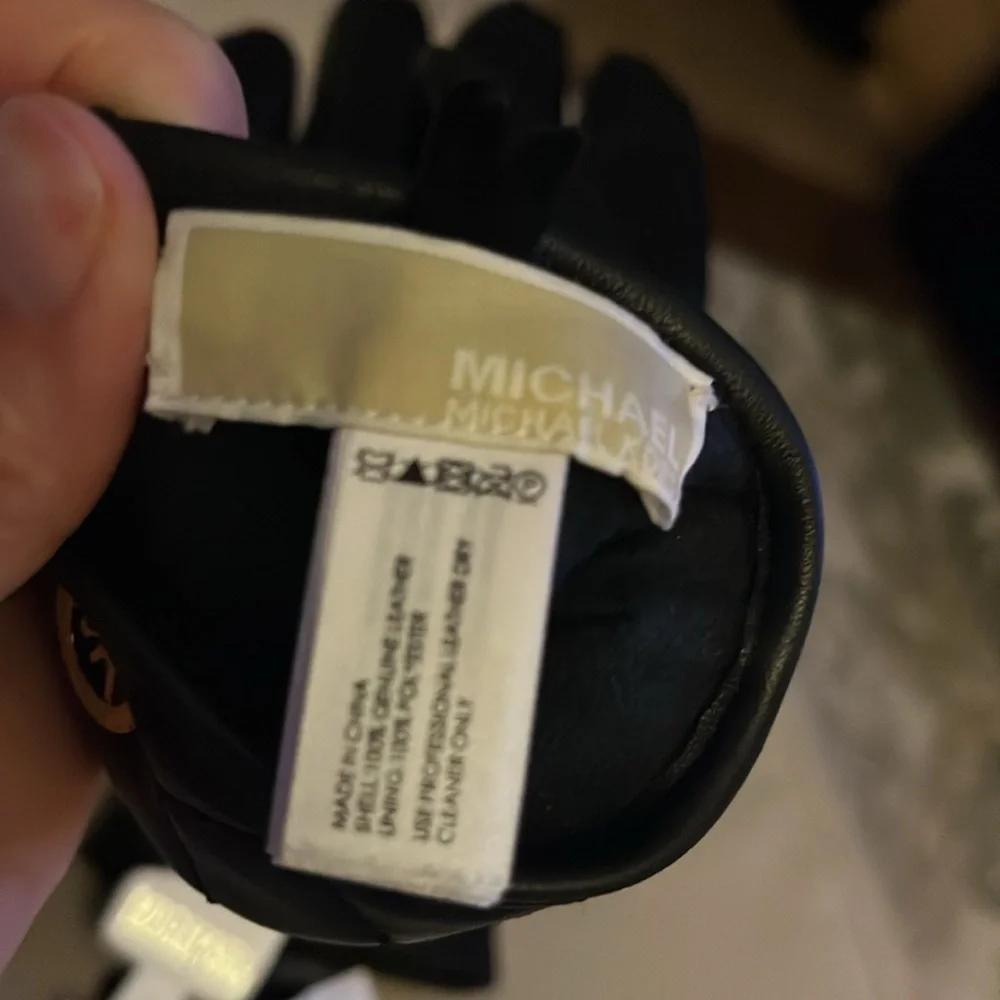MICHAEL KORS WOMANS BLACK LEATHER QUILTED GLOVES / SIZE S / NWT